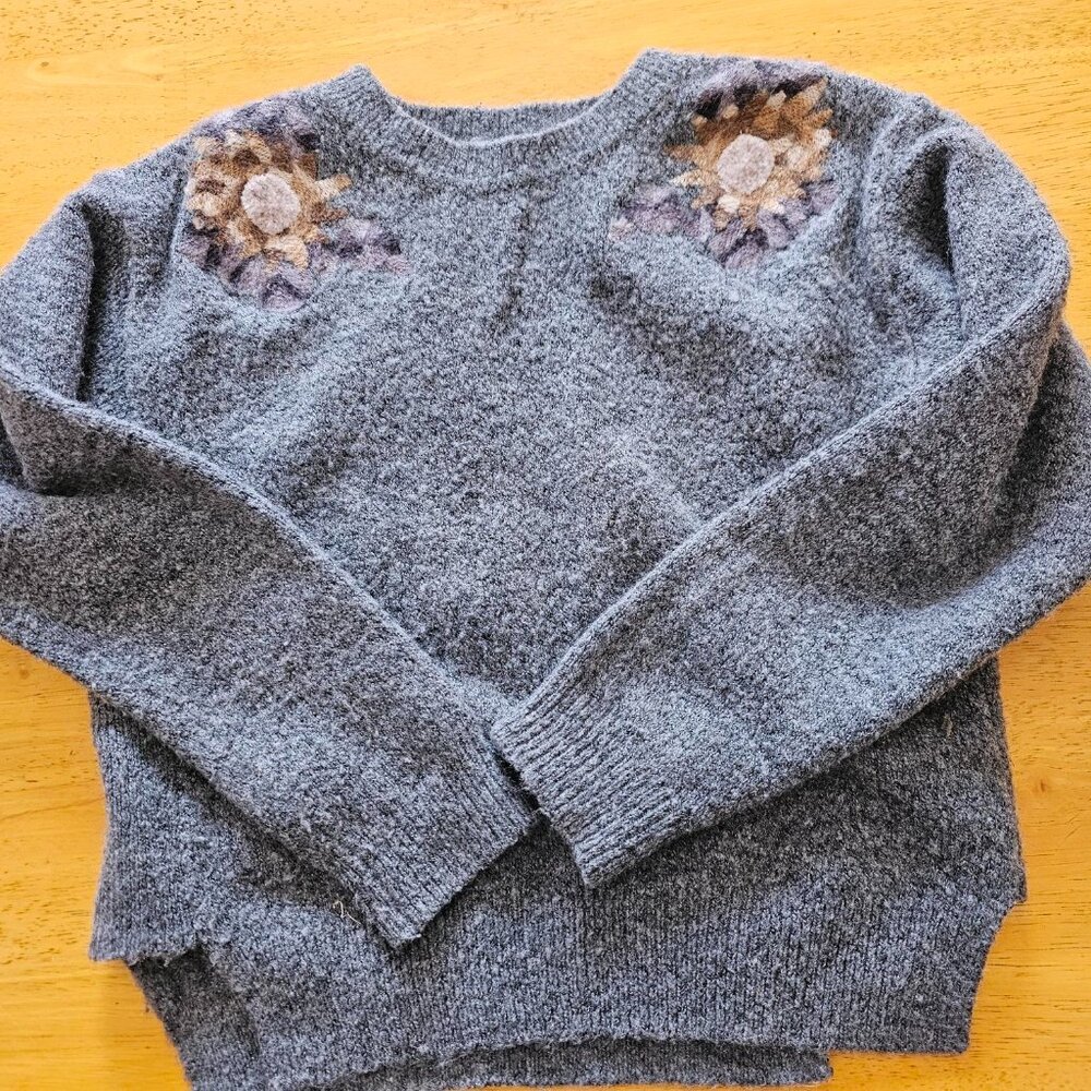 Girls Grey Sweater w/knit flowers.  Size 7